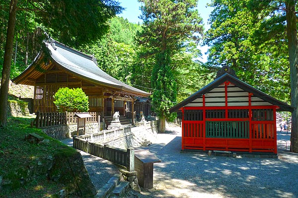 Shizume Shrine (Shizume Jinja) in Narai-juku.