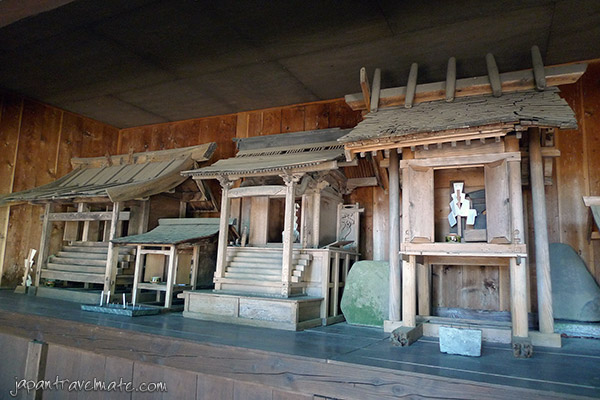 3 small altars at Shizume-jinja, Narai-juku, Kisoji