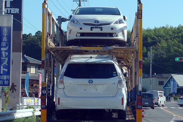 New Toyota Prius Alphas on back of a truck from behind