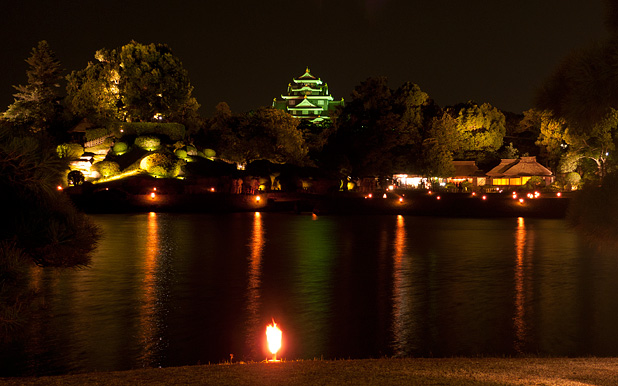 Korakuen park and Okayama Castle at night photo.