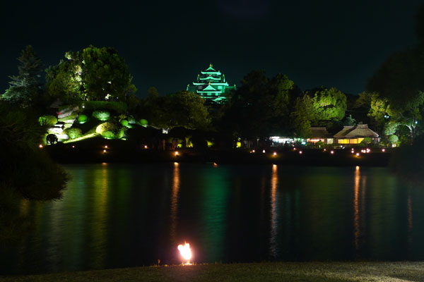 Karakouen (Okayama Park) in Okayama and Okayama Castle at night.