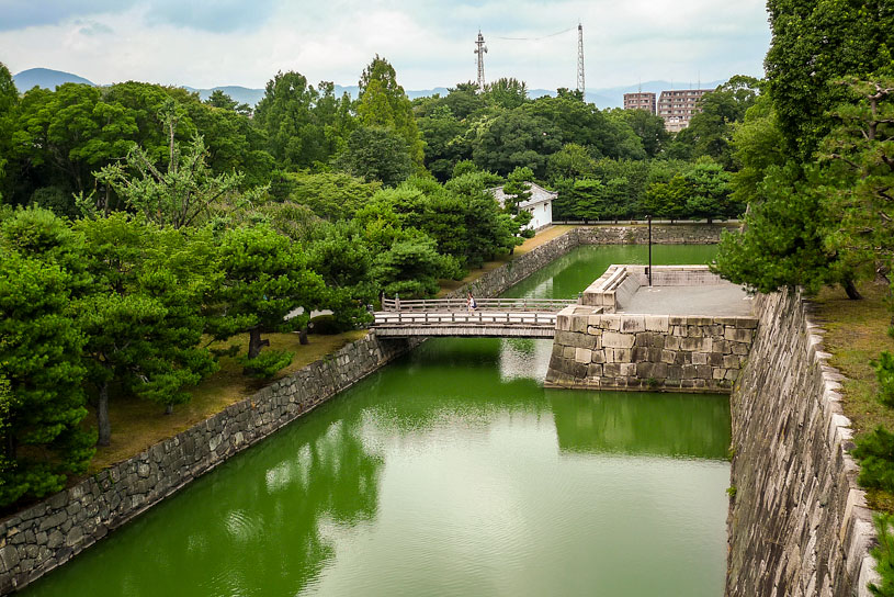 The interior moat and Honmaru Yoguramon (gate).