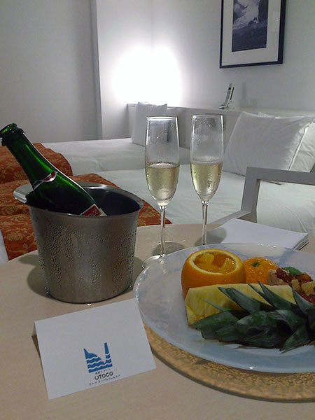 Champagne and fruit on arrival.