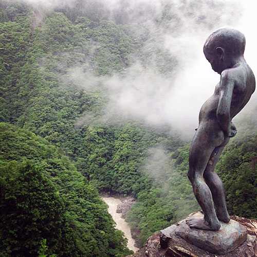 "Manikin Peeing Boy Statue" on a 200m high cliff