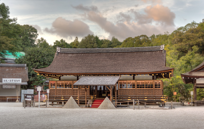Kamigamo-jinja: tate-zuna cones at the hoso-dono hall (HDR Photo)