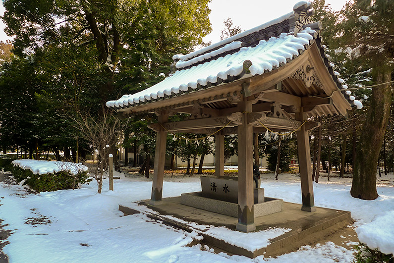 temizuya (hand purification basin) covered in snow at Wakamiya-Hachiman-sha Shrine (若宮八幡社) in Toyota City, Aichi Prefecture