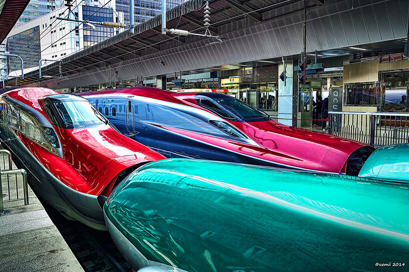 E5 Series Hayabusa (green shinkansen) and E6 Series Super Komachi (red shinkansen)