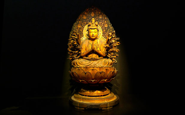 1000 Armed Golden Kannon Statue – Japan Photo of the Month (January 2012)