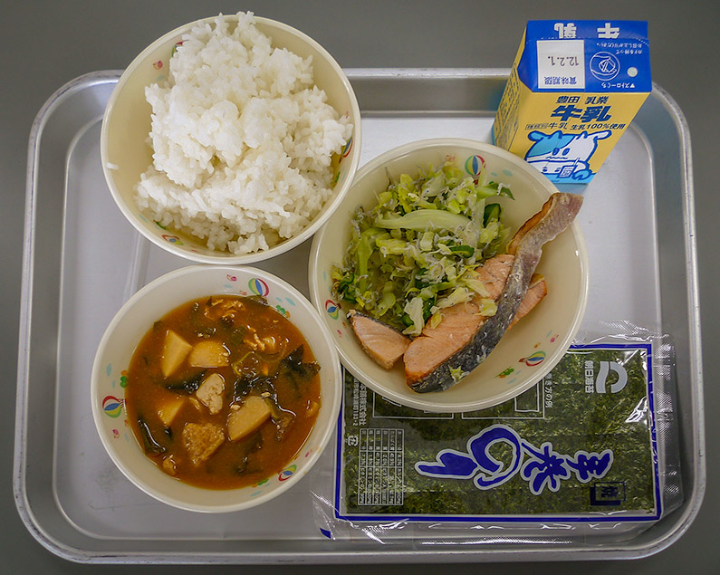 kyushoku 給食: Japanese school lunch