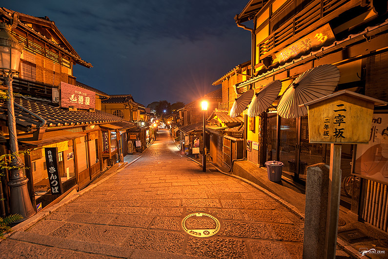 A narrow and steep street, lined with traditional shops, on the way to Kiyomizu-dera Temple